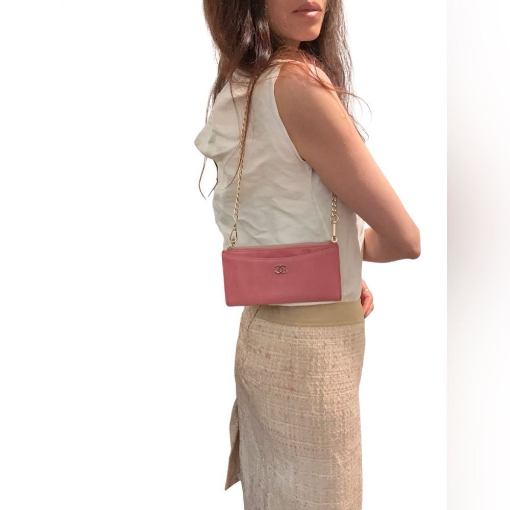 Chanel Pink Clutch with Iconic Logo and Minimalist Design - Picture 2 of 16